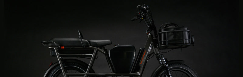 The RadRunner 3 Plus on a black studio setting. It is equipped with a Center Console and basket.